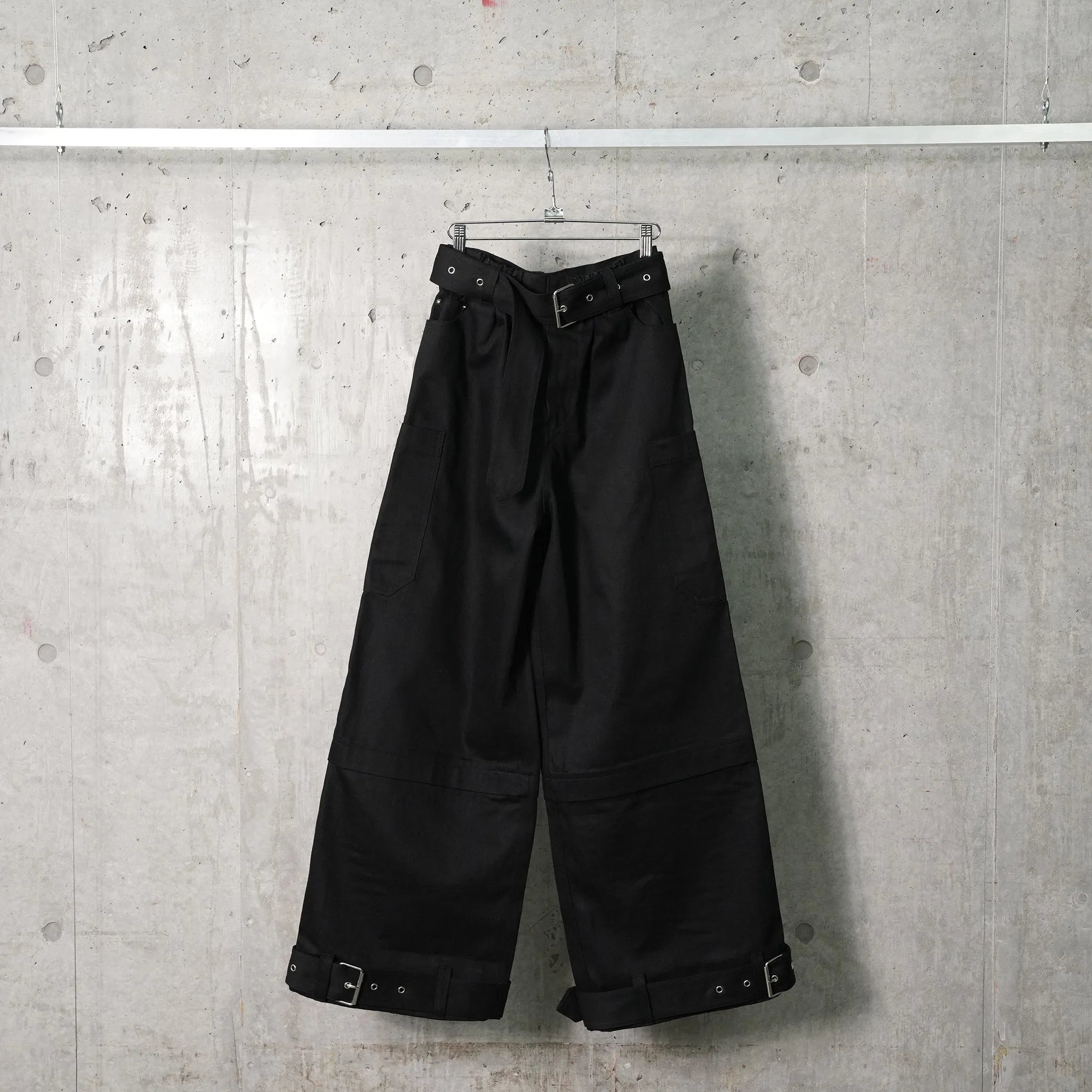 BELTED DENIM PANTS / BLACK CRISP DENIM