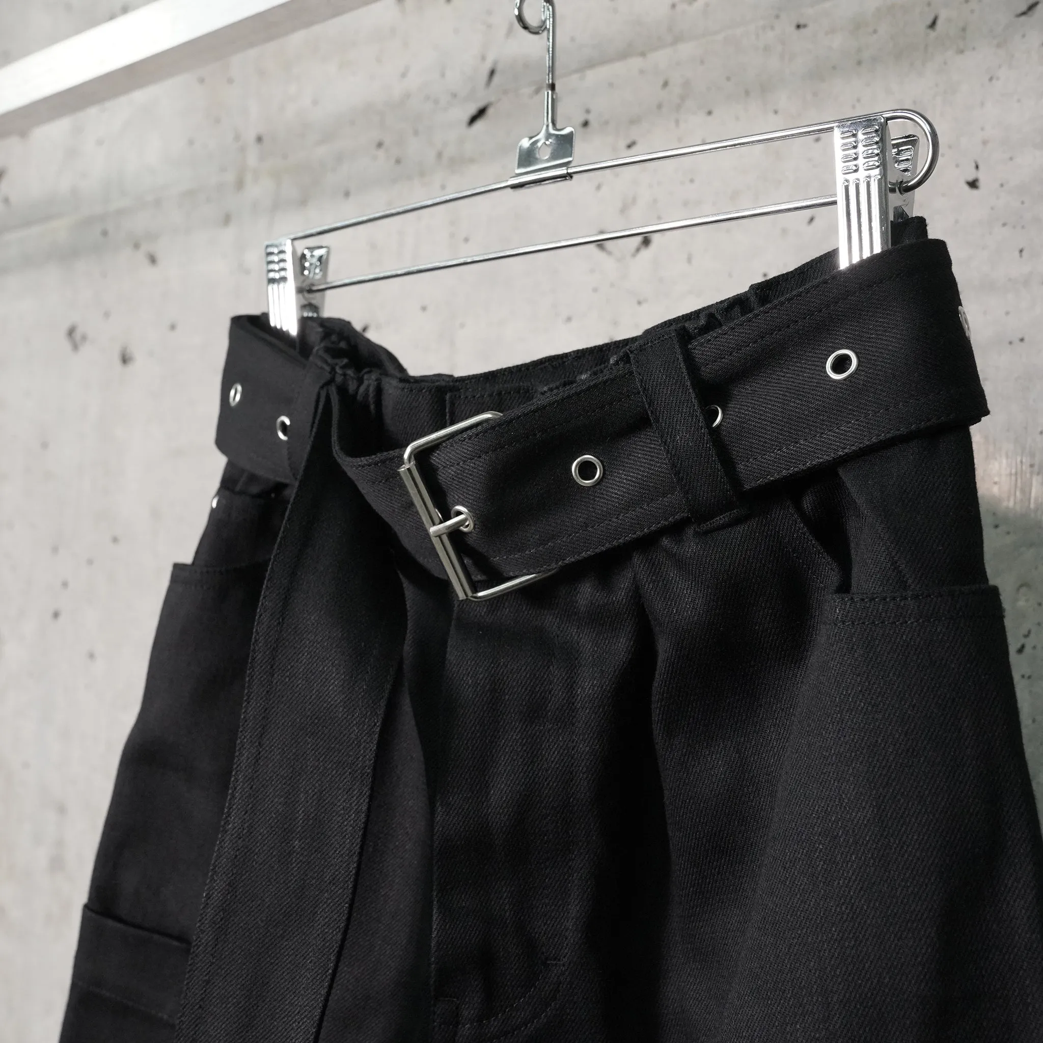 BELTED DENIM PANTS / BLACK CRISP DENIM