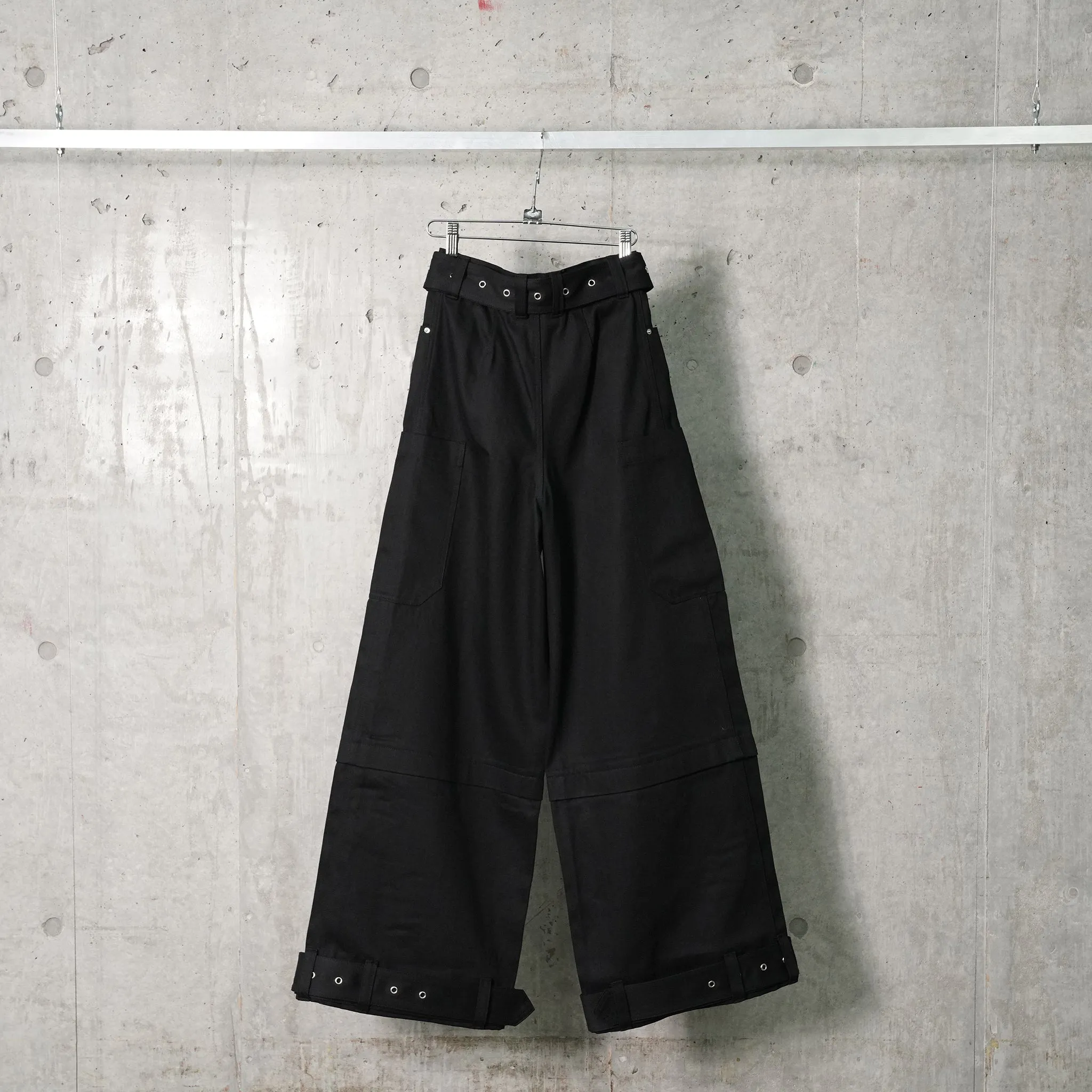 BELTED DENIM PANTS / BLACK CRISP DENIM