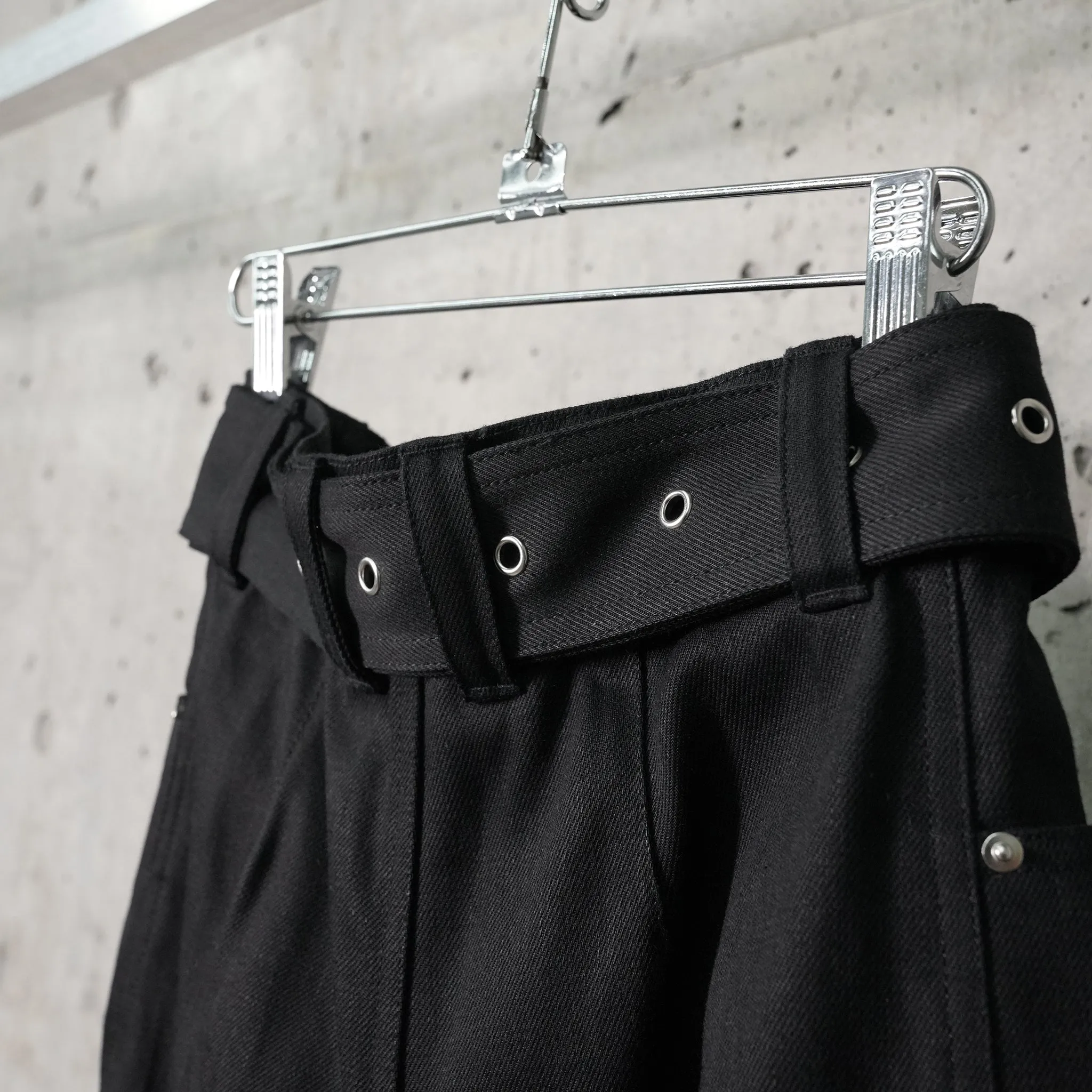 BELTED DENIM PANTS / BLACK CRISP DENIM