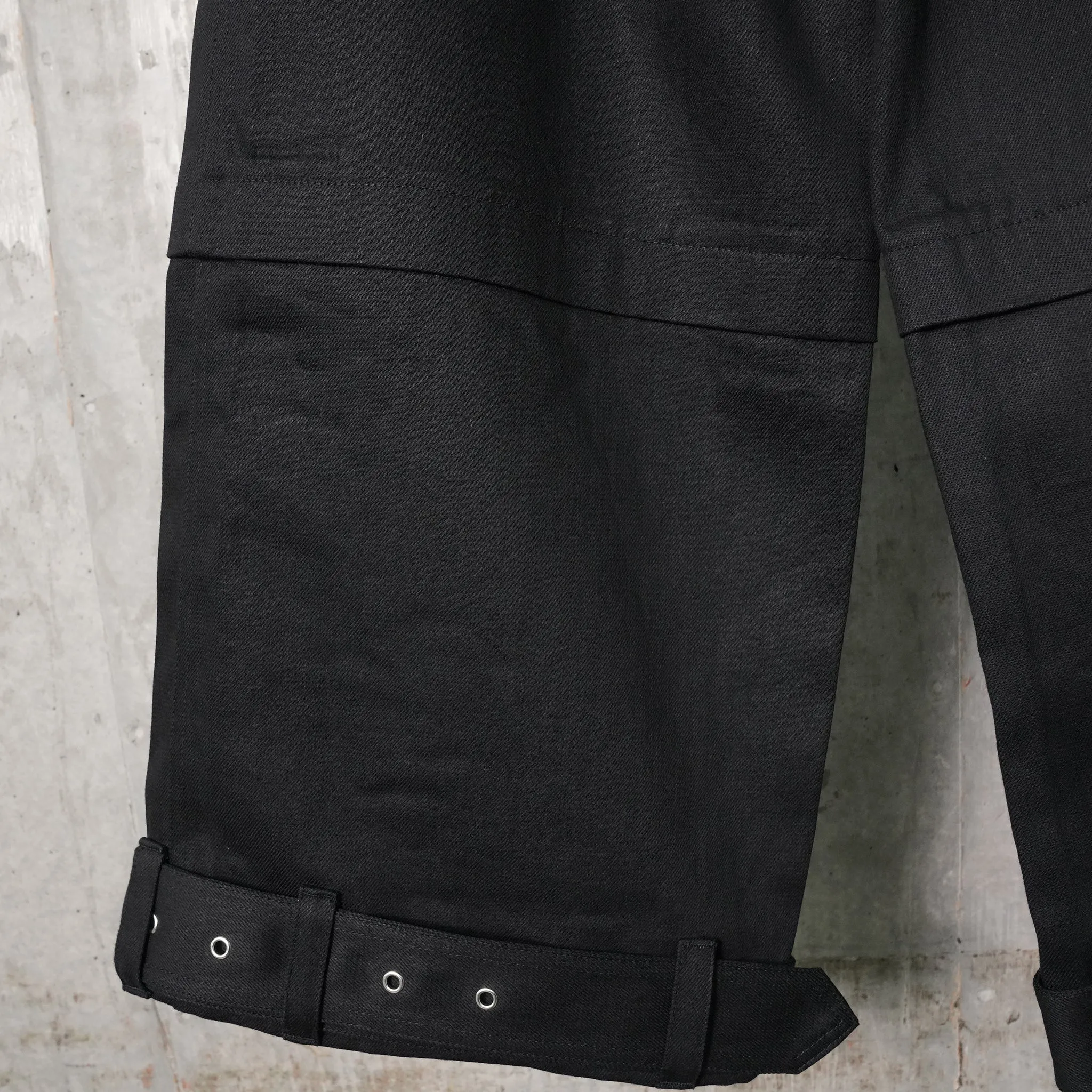 BELTED DENIM PANTS / BLACK CRISP DENIM