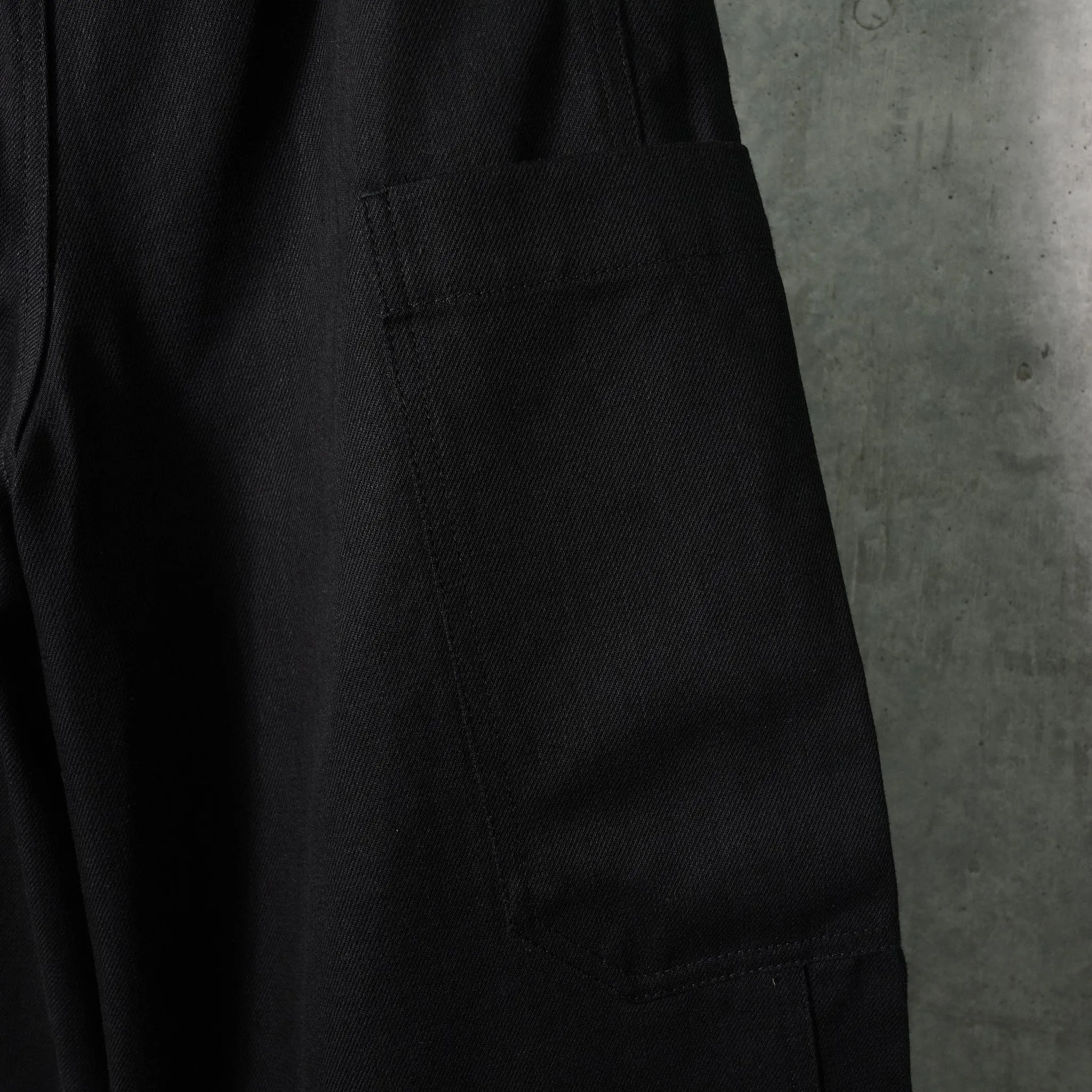 BELTED DENIM PANTS / BLACK CRISP DENIM