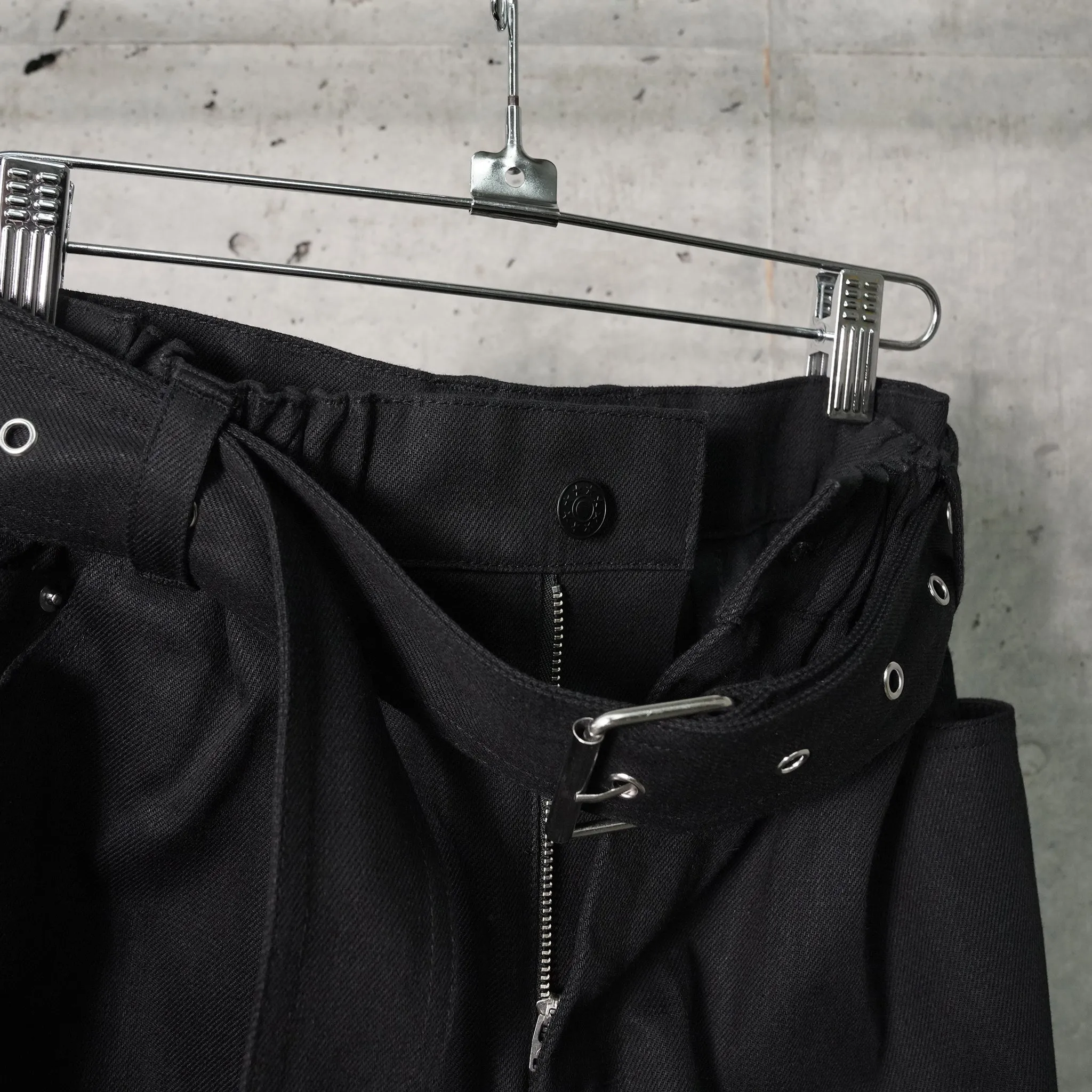 BELTED DENIM PANTS / BLACK CRISP DENIM