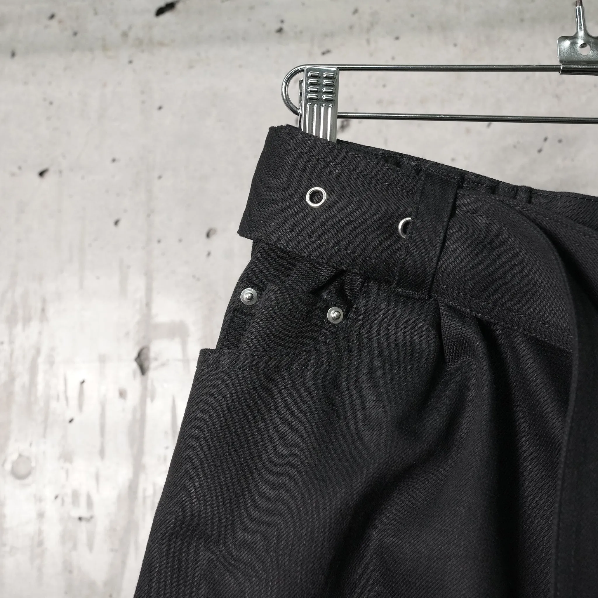 BELTED DENIM PANTS / BLACK CRISP DENIM