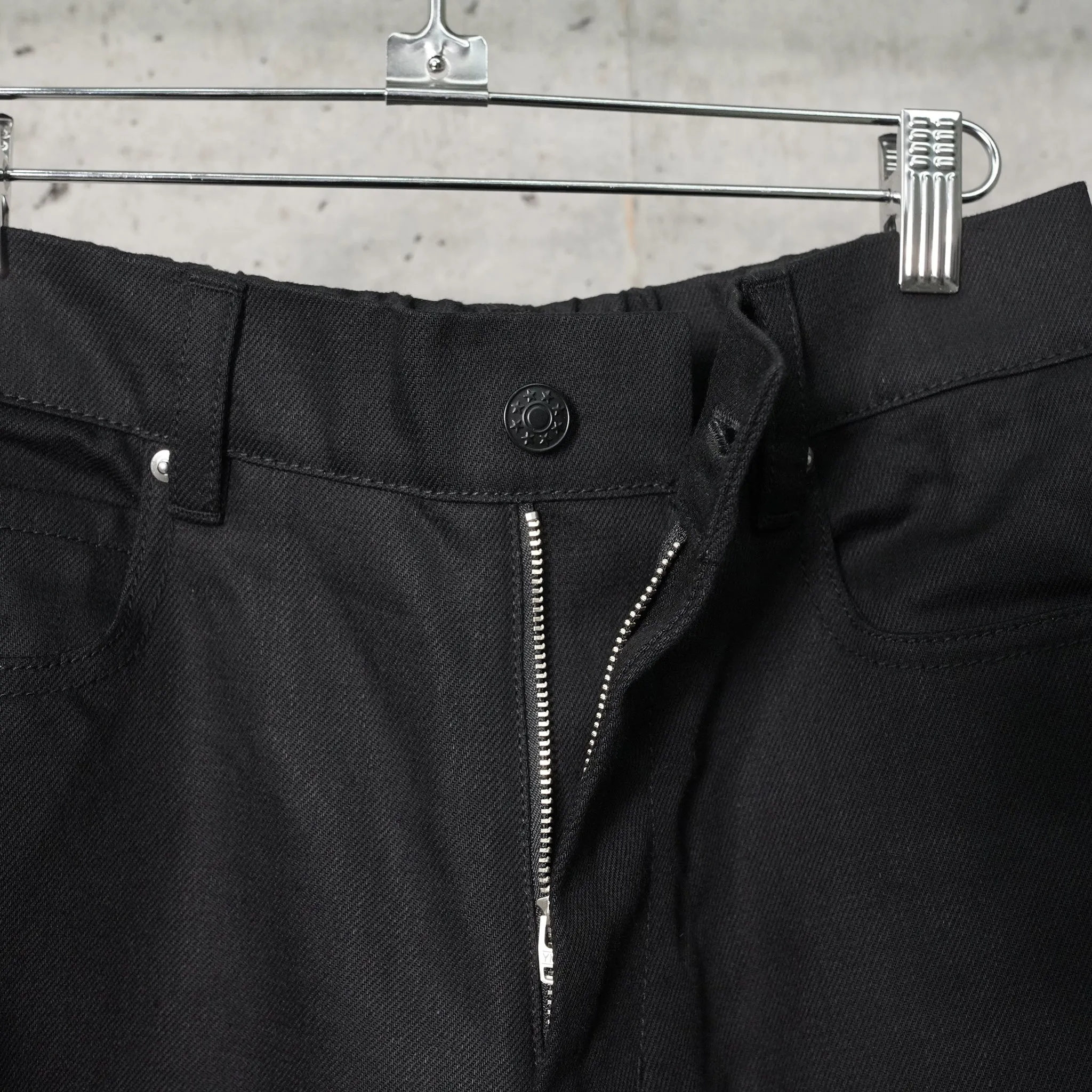 CROPPED DENIM PANTS / BLACK CRISP DENIM