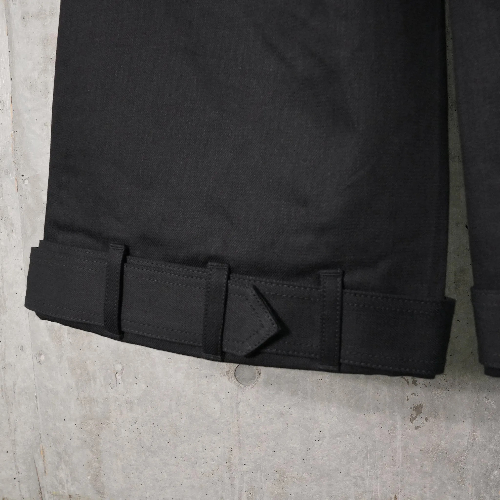 CROPPED DENIM PANTS / BLACK CRISP DENIM