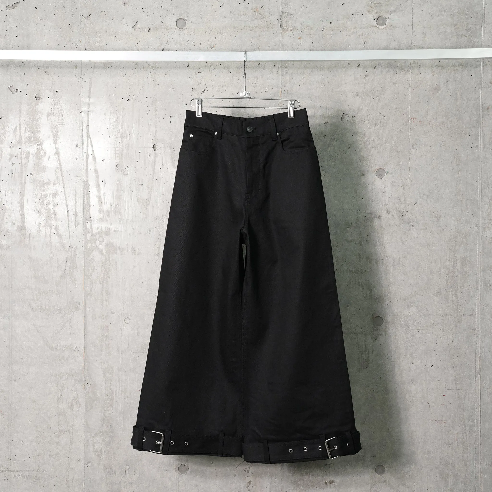 CROPPED DENIM PANTS / BLACK CRISP DENIM