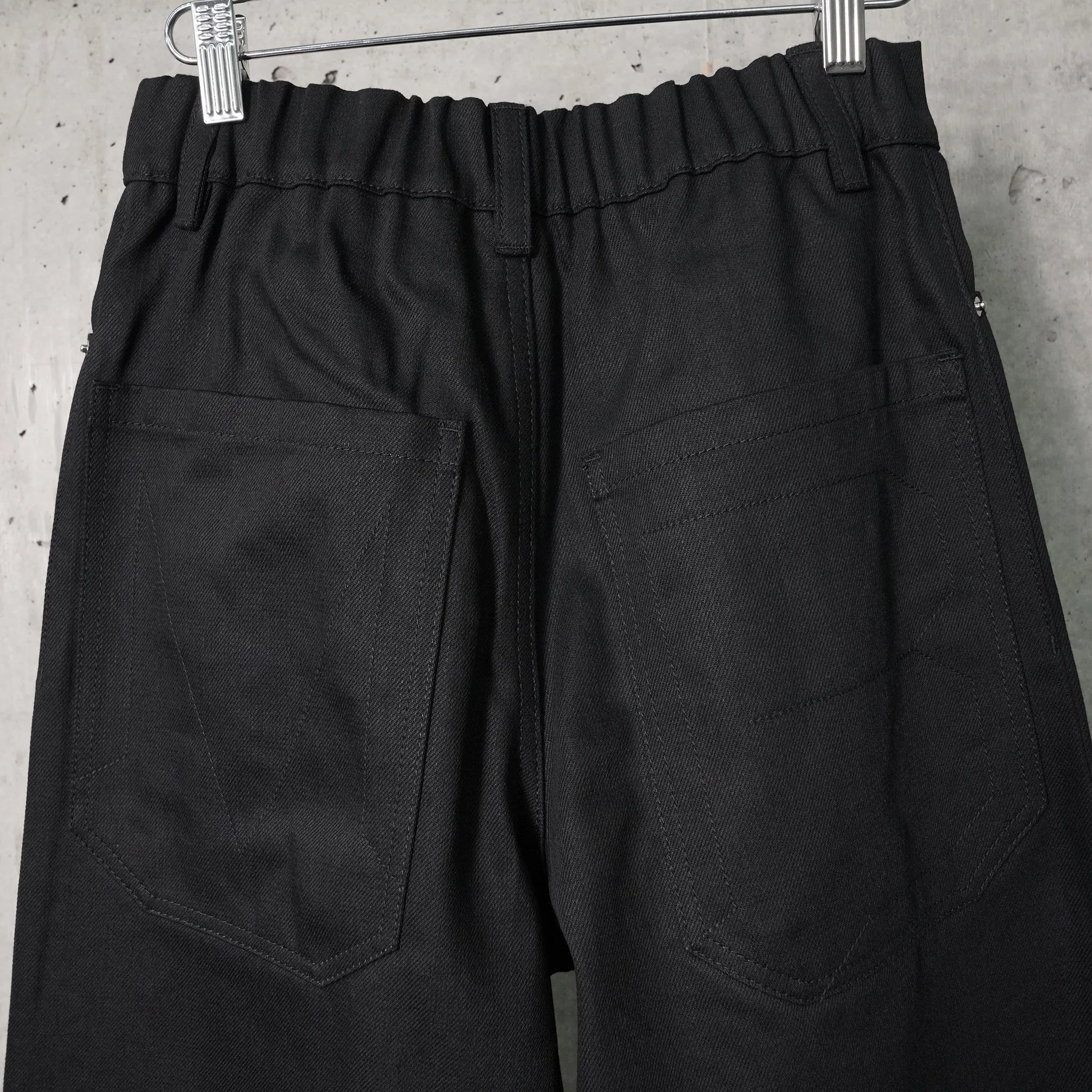 CROPPED DENIM PANTS / BLACK CRISP DENIM