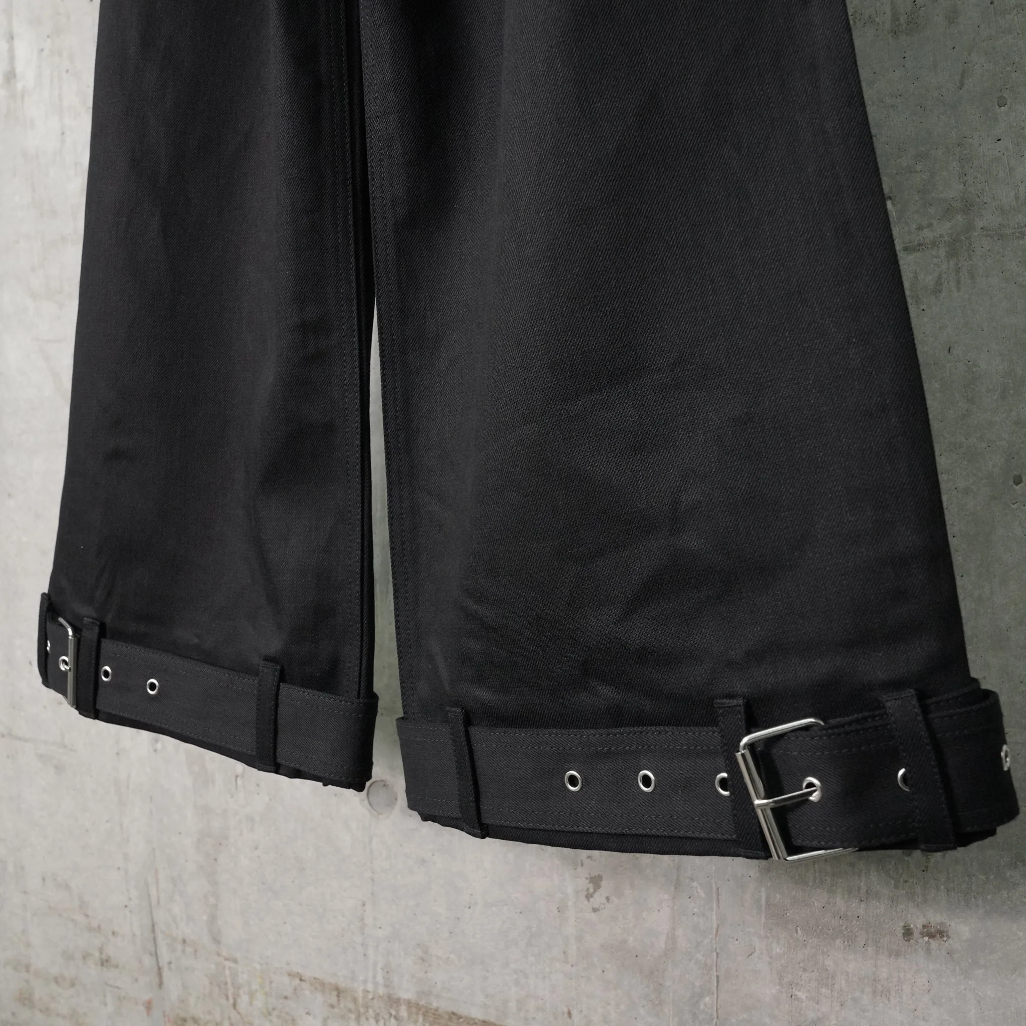 CROPPED DENIM PANTS / BLACK CRISP DENIM