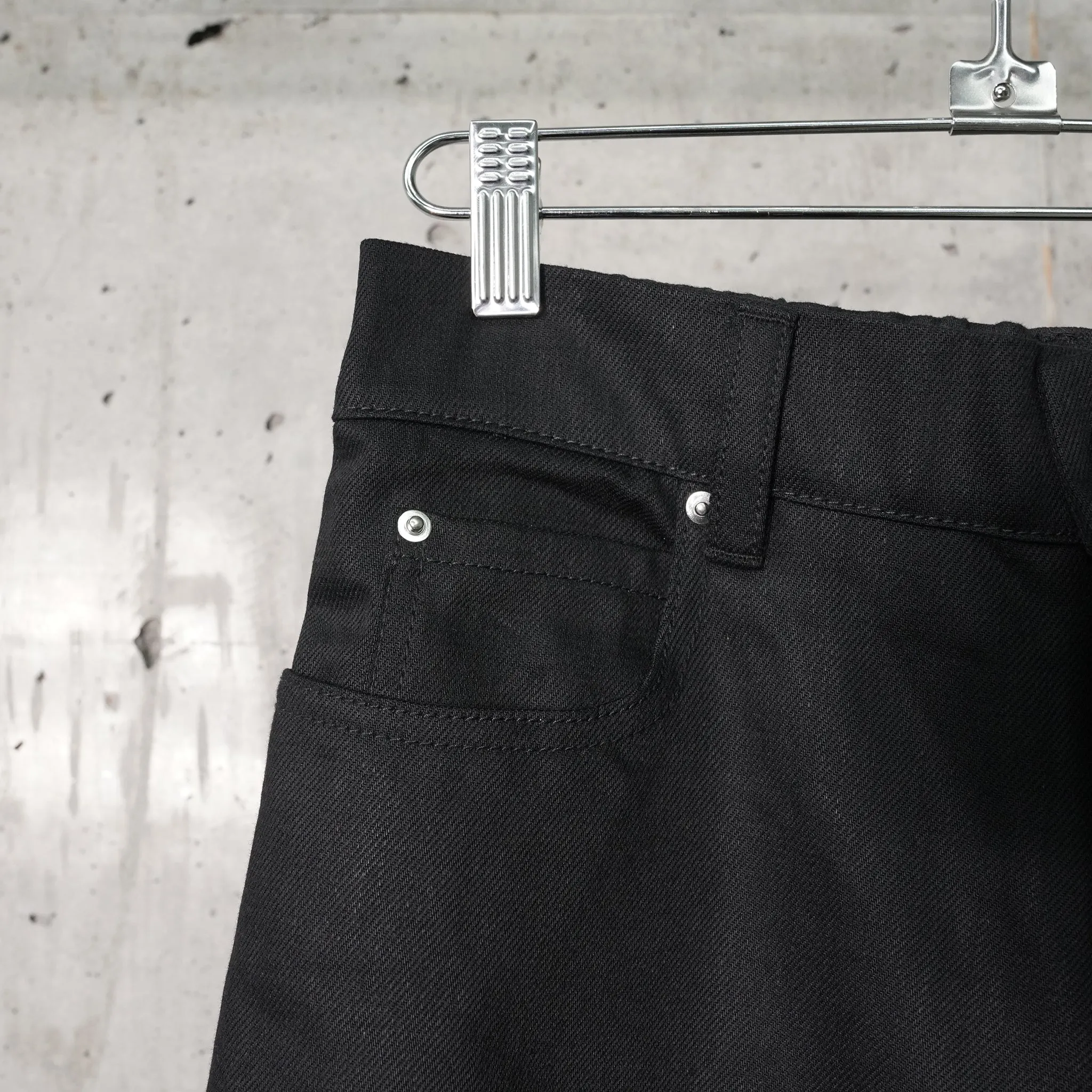 CROPPED DENIM PANTS / BLACK CRISP DENIM