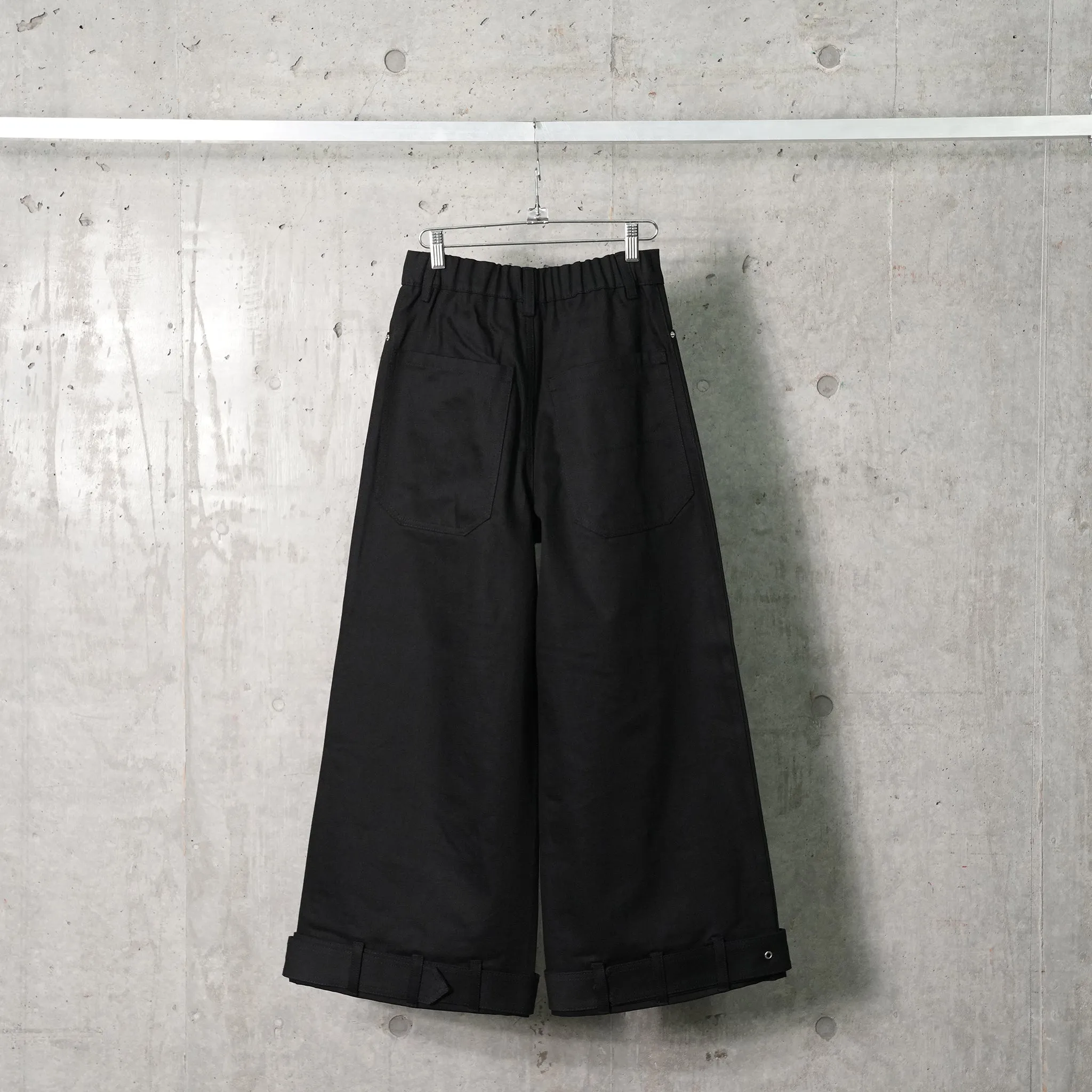 CROPPED DENIM PANTS / BLACK CRISP DENIM